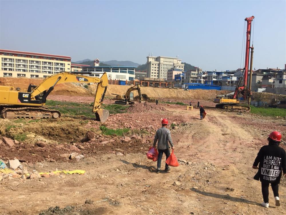 祝賀福建易順建筑工程有限公司承建的松溪縣工農路農貿市場(chǎng)及安置房綜合體項目工程開(kāi)機儀式