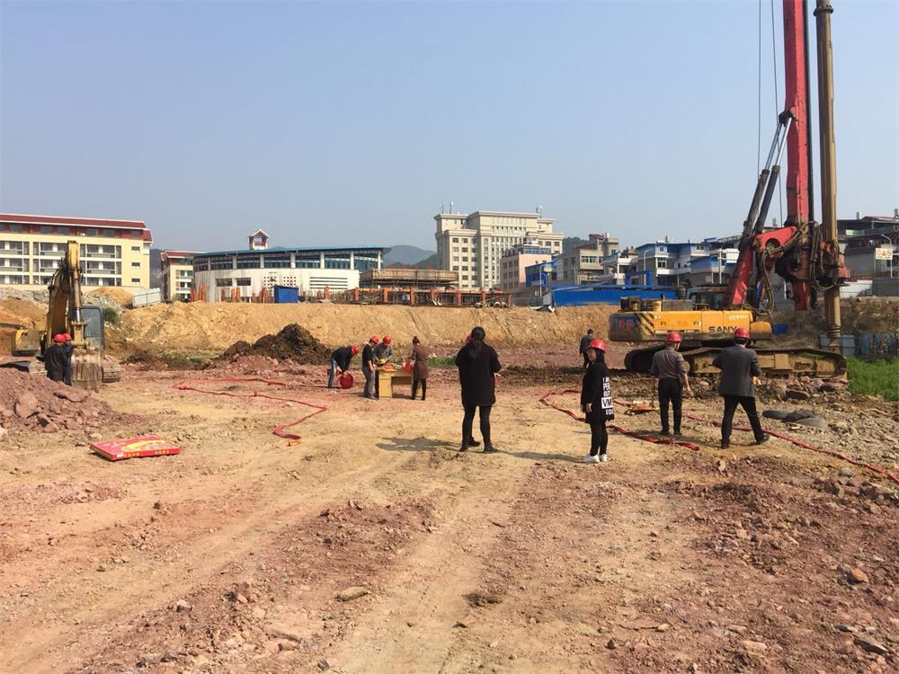 祝賀福建易順建筑工程有限公司承建的松溪縣工農路農貿市場(chǎng)及安置房綜合體項目工程開(kāi)機儀式