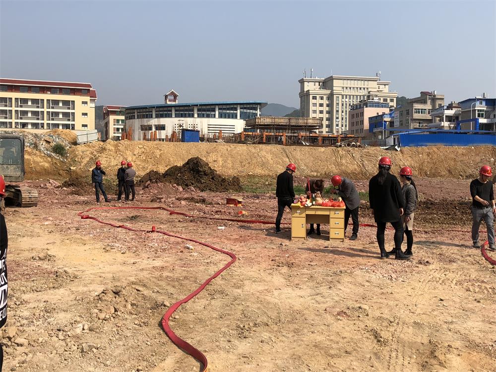 祝賀福建易順建筑工程有限公司承建的松溪縣工農路農貿市場(chǎng)及安置房綜合體項目工程開(kāi)機儀式