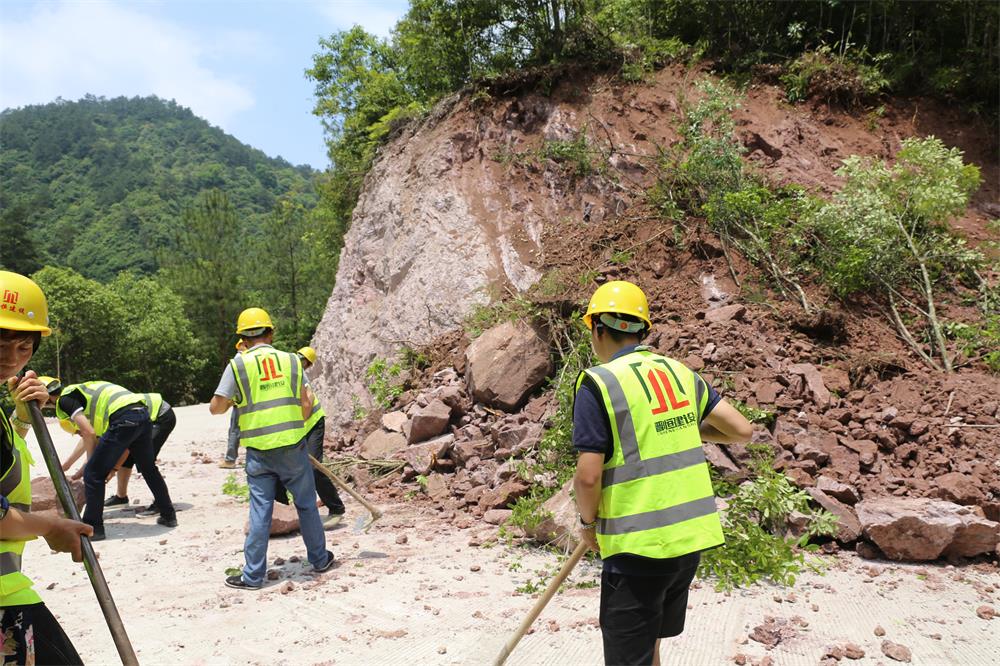 福建晉恒建設工程有限公司前往錢(qián)園橋大隊塹上村搶險救災