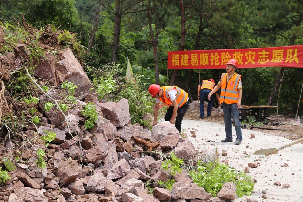 福建易順建筑工程有限公司前往錢(qián)園橋大隊塹上村搶險救災