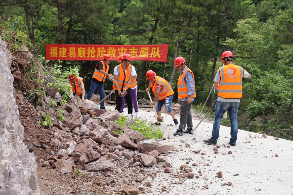 福建易順建筑工程有限公司前往錢(qián)園橋大隊塹上村搶險救災