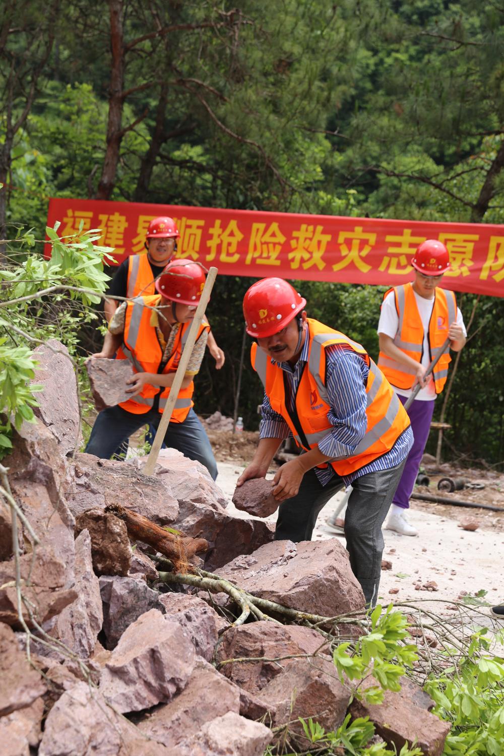 福建易順建筑工程有限公司前往錢(qián)園橋大隊塹上村搶險救災