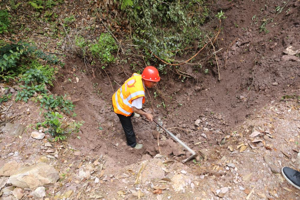 福建易順建筑工程有限公司前往錢(qián)園橋大隊塹上村搶險救災