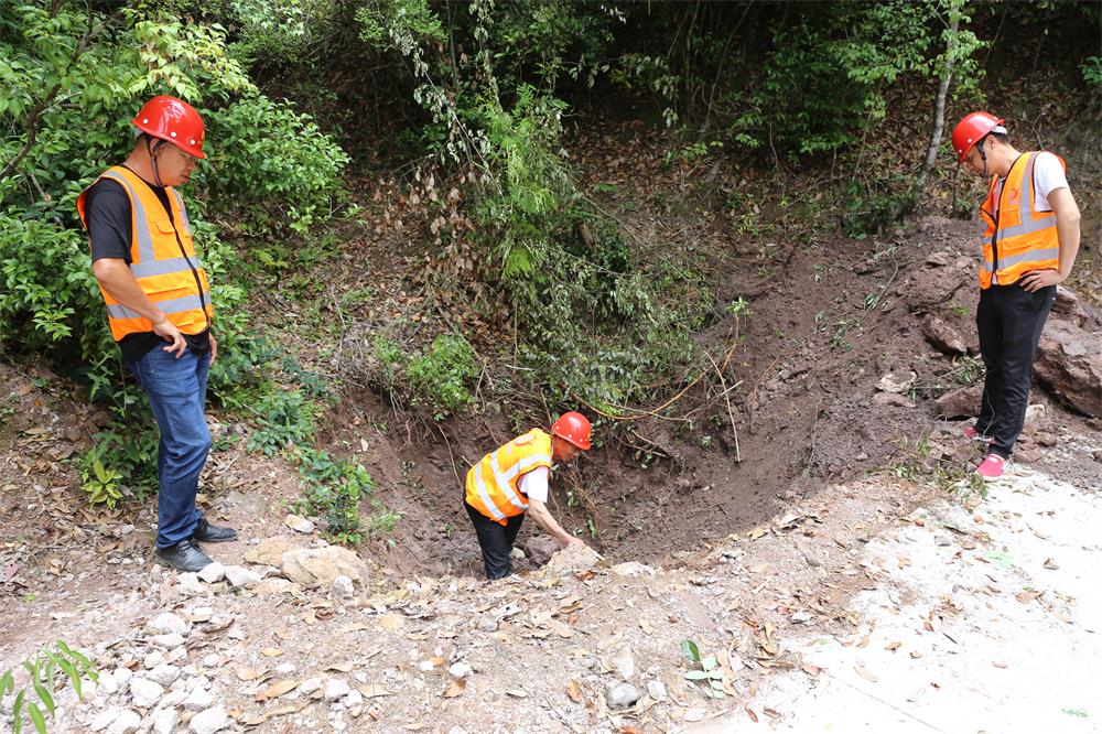 福建易順建筑工程有限公司前往錢(qián)園橋大隊塹上村搶險救災