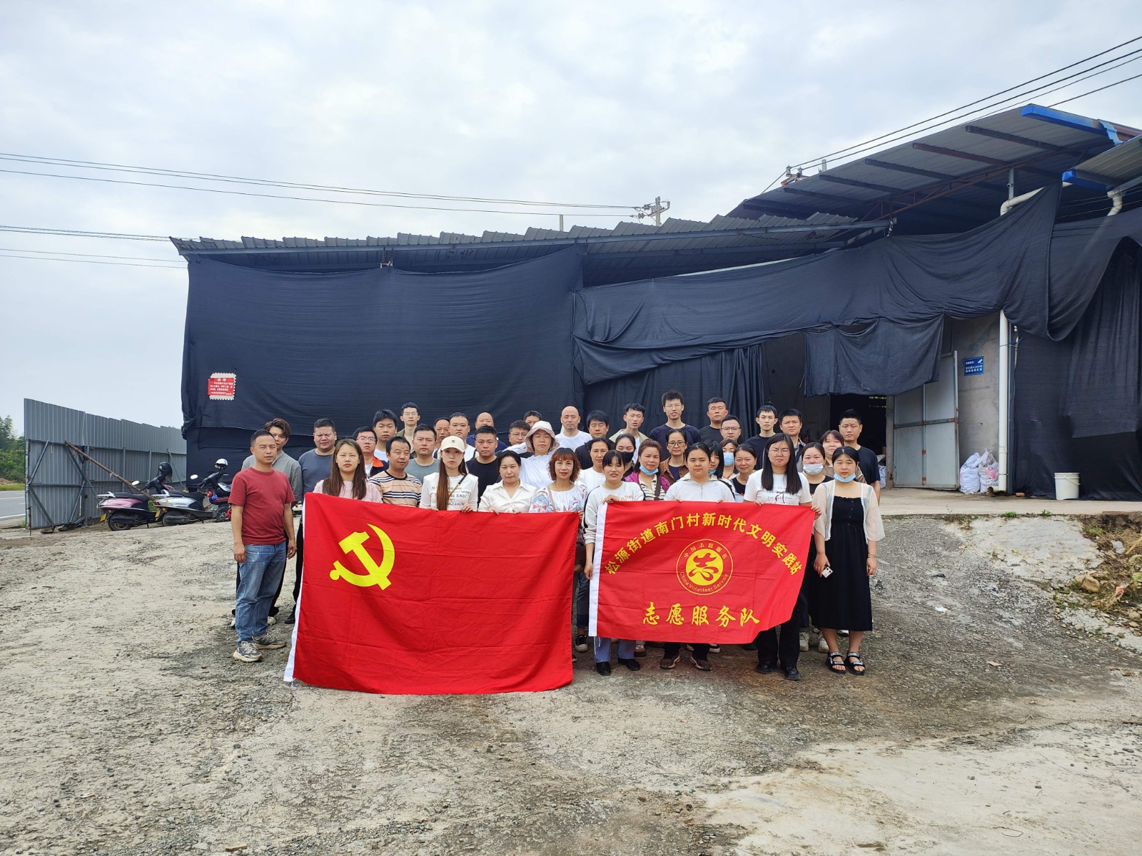 易順建工集團有限公司入黨積極分子參加南門(mén)村、錢(qián)園橋村撂荒地整治活動(dòng)