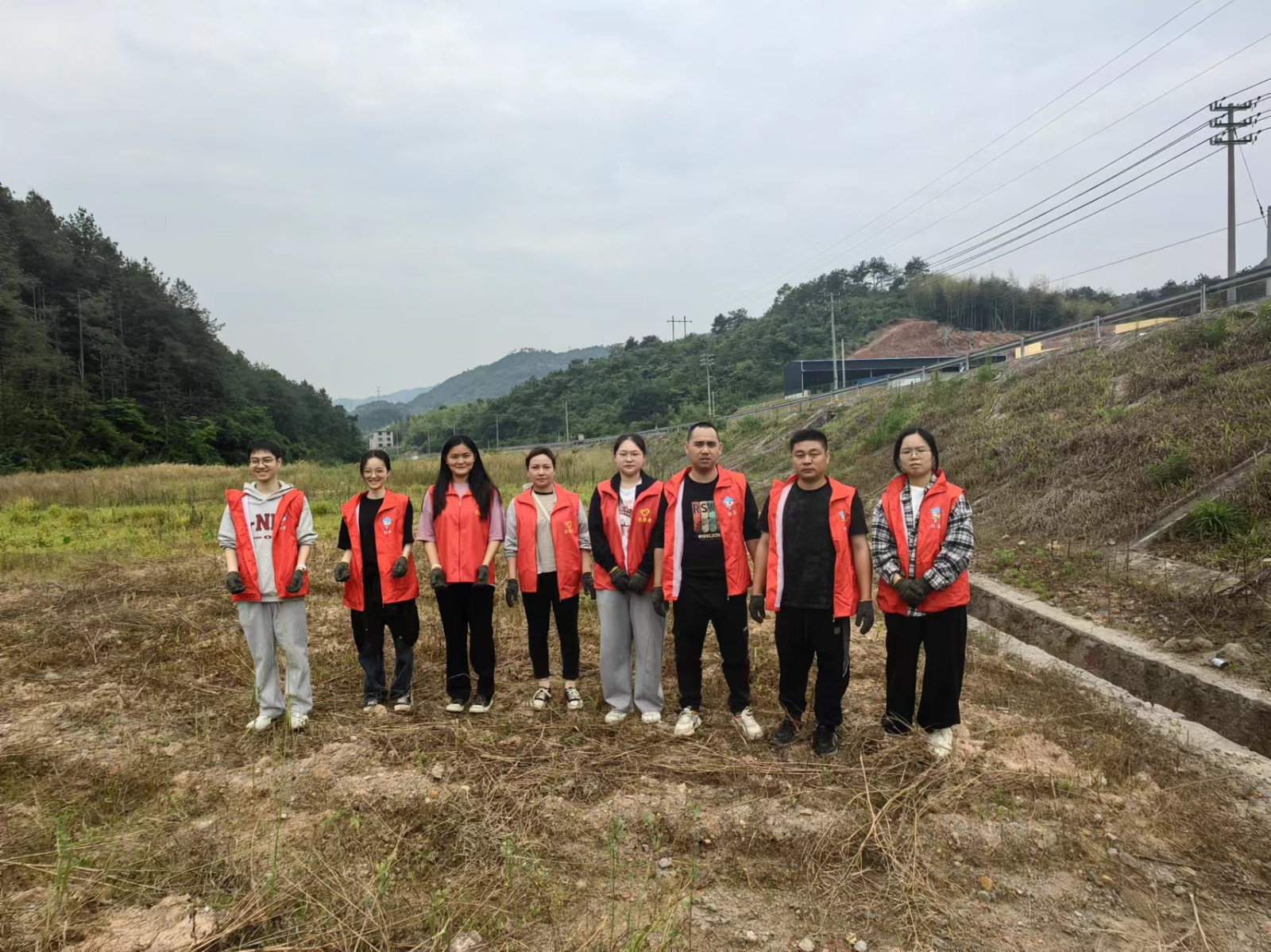 易順建工集團有限公司入黨積極分子參加南門(mén)村、錢(qián)園橋村撂荒地整治活動(dòng)